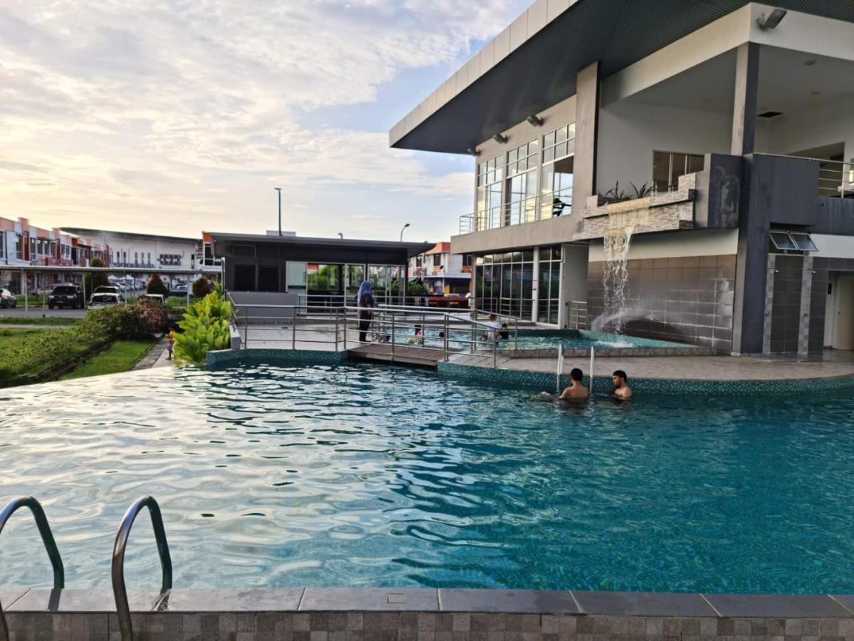 Rhr Deluxe Guesthouse Kinarut Papar Sabah - Pool View Eksteriør billede
